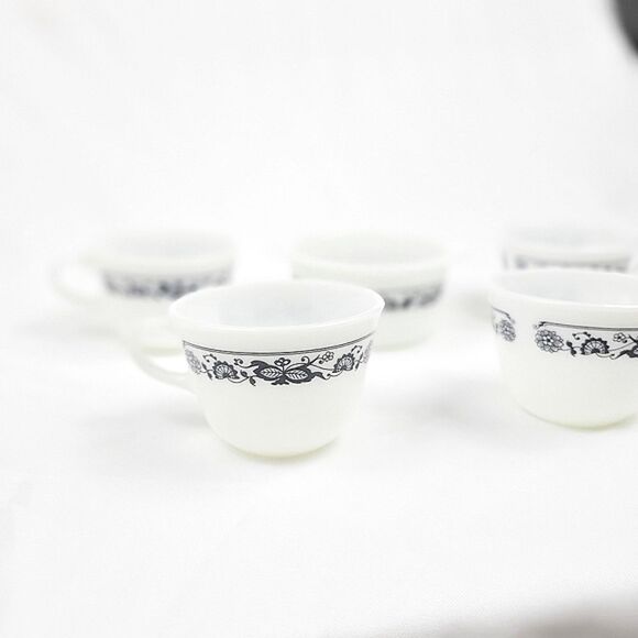 PYREX VINTAGE Corning Milk Glass Old Town Blue Onion Coffee Tea Mug Cu… - Picture 2 of 5